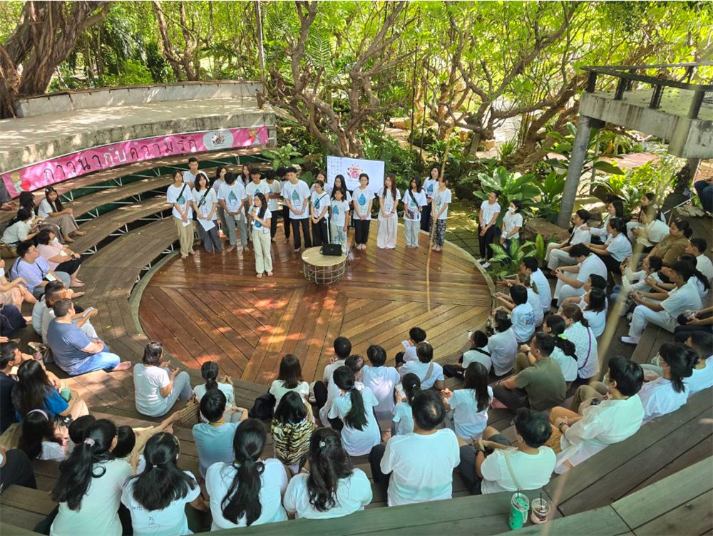 ISV Club members gathered at an outdoor amphitheater at Sathira-Dhammasathan for the annual training camp